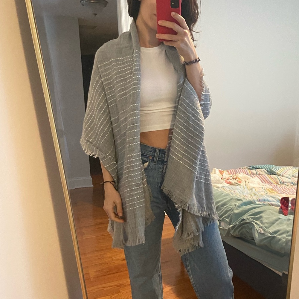 Soft scarf, grey with white details
